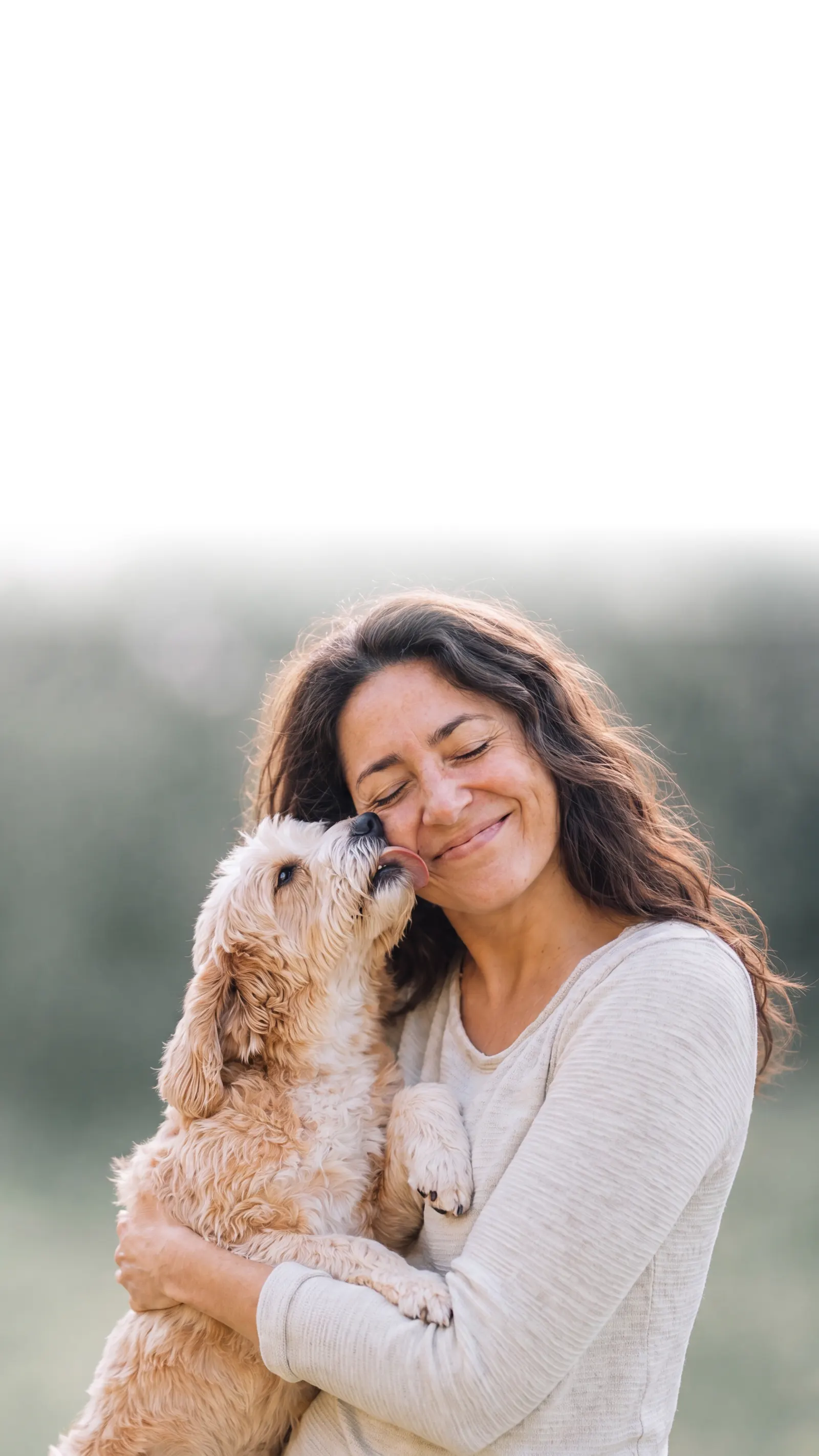 Tierhalterin mit ihrem Hund auf dem Arm
