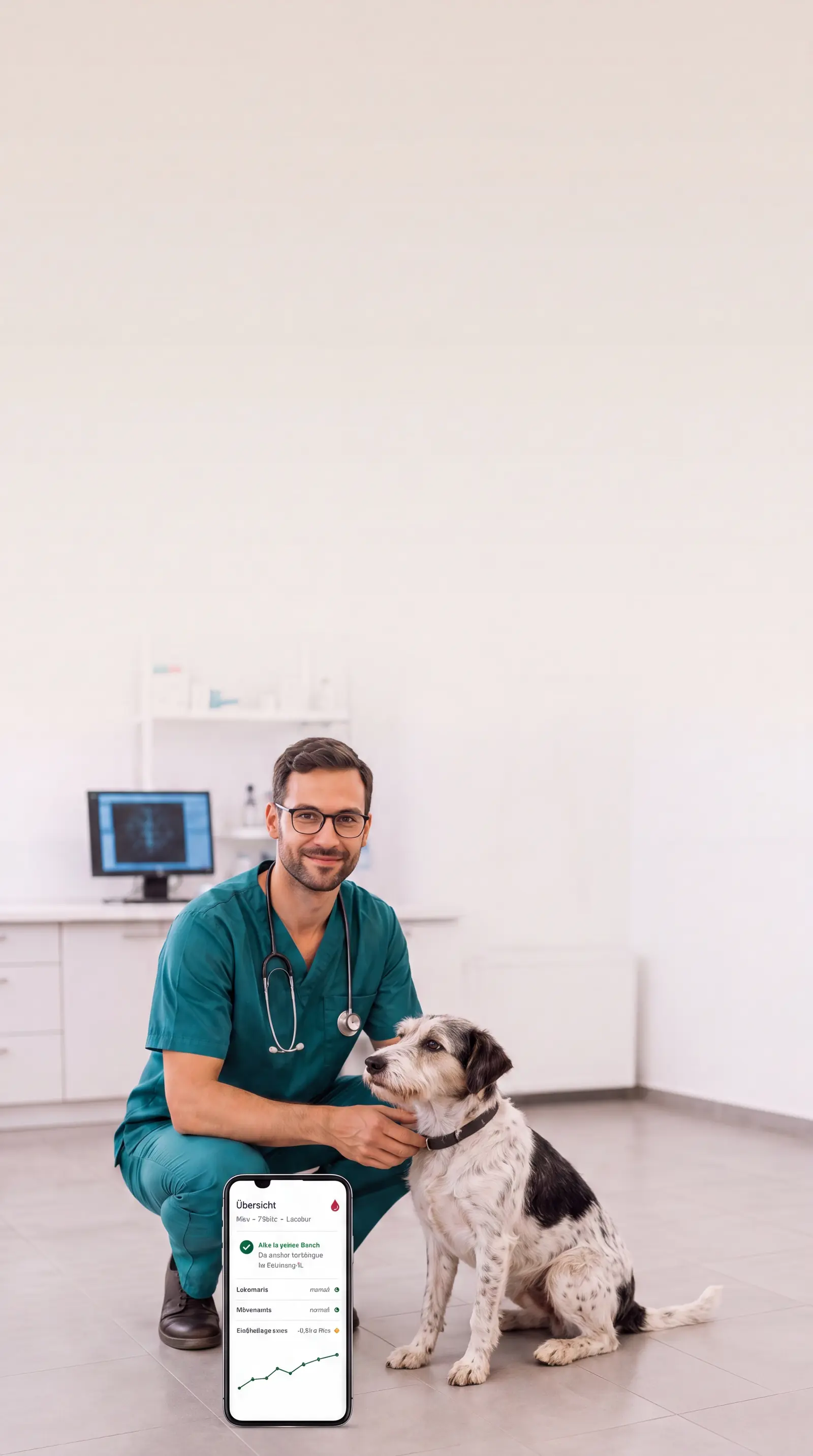 Tierarzt in einer Praxis mit Hund und der VETty-App auf dem Smartphone